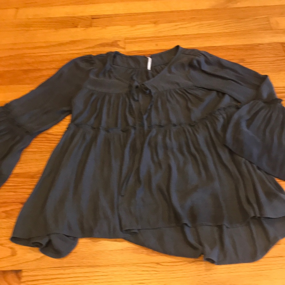 BARELY WORN PEASANT TIERED SHIRT FREE PEOPLE - Picture 5 of 8